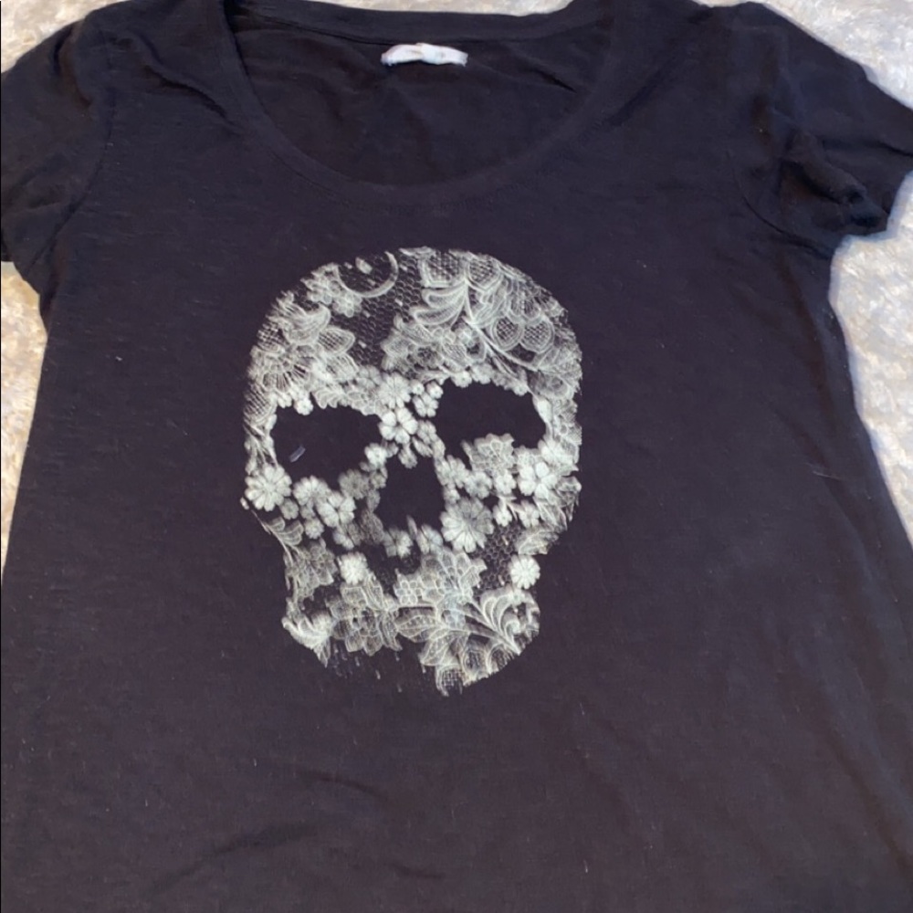 Flowered skull black tee
